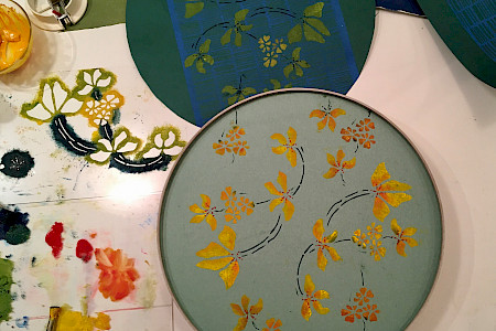 Trays with flower motif