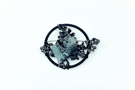 Mari Ishikawa: Brosche "Water", silver, aquamarine, silk