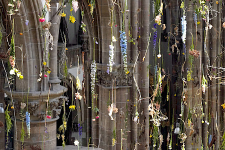 Flower installation "Fade in Glory" by the Weihenstephan State School of Floral Art, which can be experienced in St. Paul until 23.07.